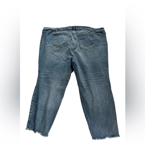 Torrid Cropped Boyfriend Distressed Raw Hem Denim Blue Jeans Pockets Size 30 - Picture 2 of 10